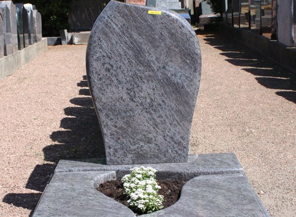Hell-graue Grabstele mit integriertem Pflanzbeet
