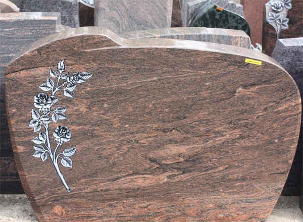 Liegendes Grabmal aus Granit mit gravierter Rosenranke