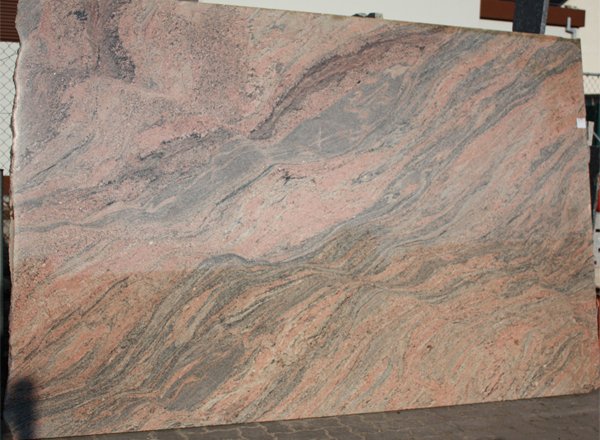 Rosé-grauer Granit mit fließender Maserung