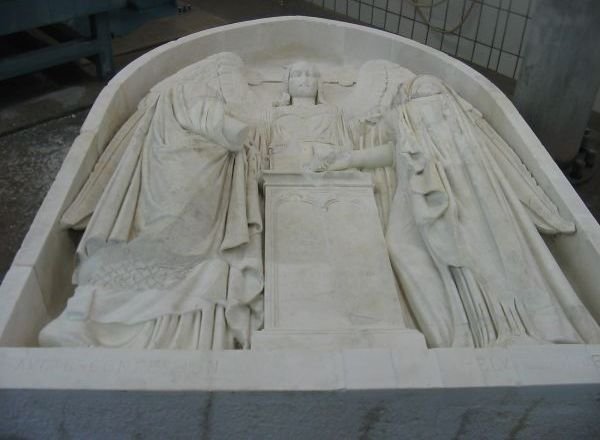 Restaurierte Sandsteinfigur an einem Denkmal