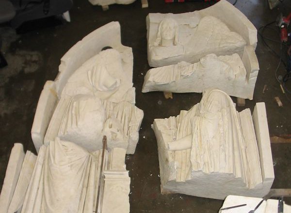 Sandsteinteile einer Figurengruppe in der Werkstatt