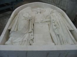 Restaurierte Sandsteinfigur eines historischen Denkmals