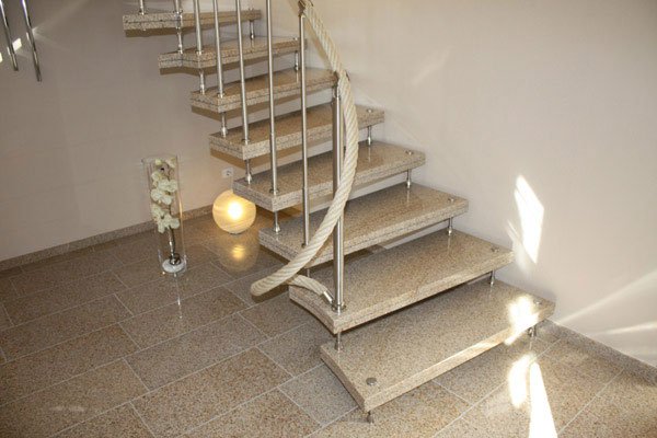 Treppe mit Stufen aus Naturstein