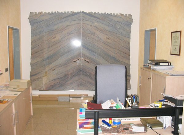 Ausstellungsraum mit großformatiger Natursteinplatte